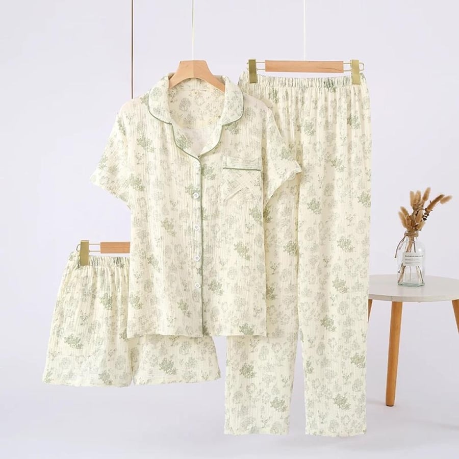 Cotton pajamas of three pieces