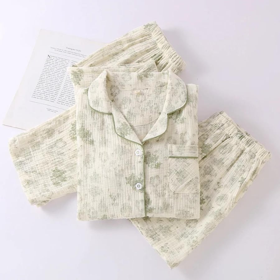 Cotton pajamas of three pieces