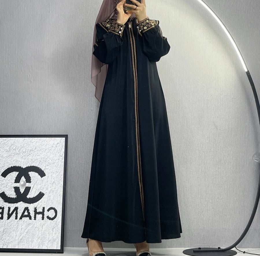 عباية إسلامية عصرية بجيوب وأكمام صغيرة للنساء