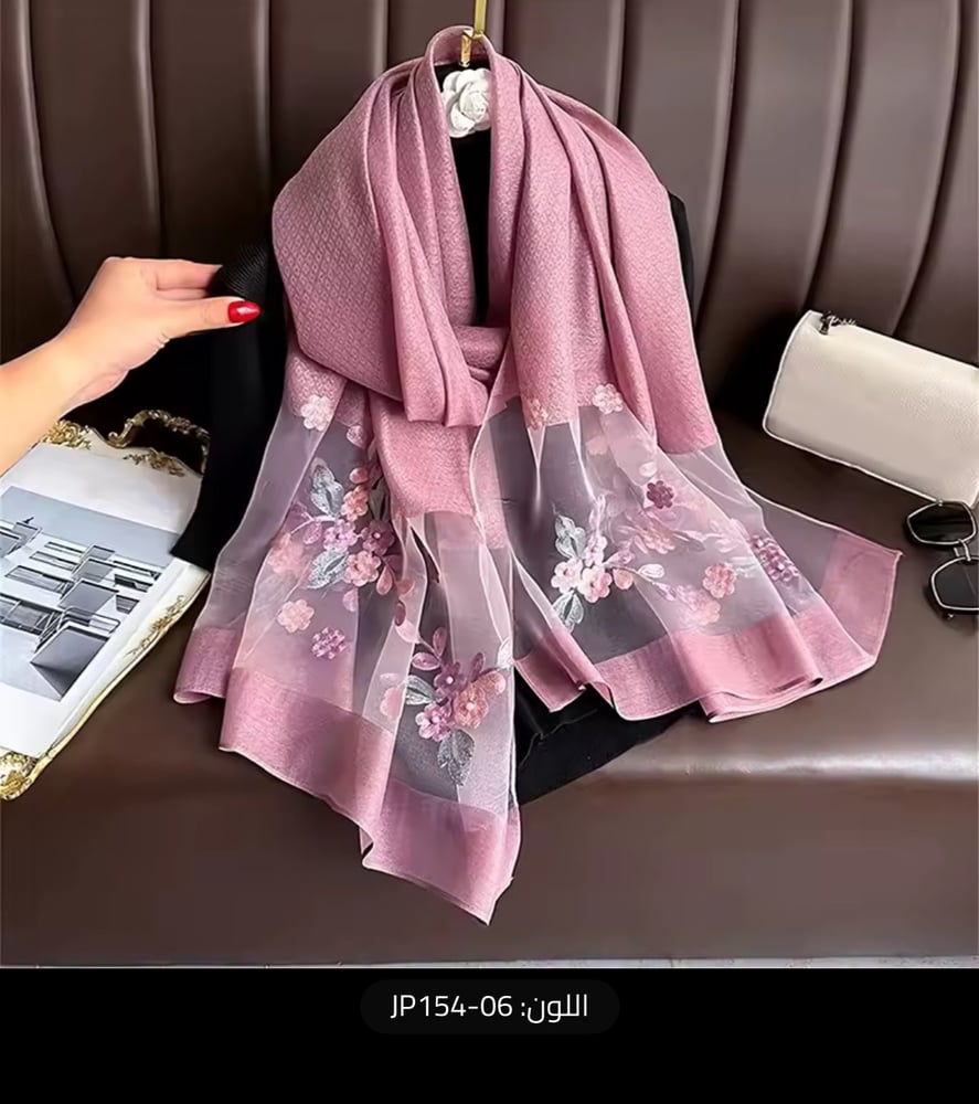 وشاح حرير مزخرف بالأزهار