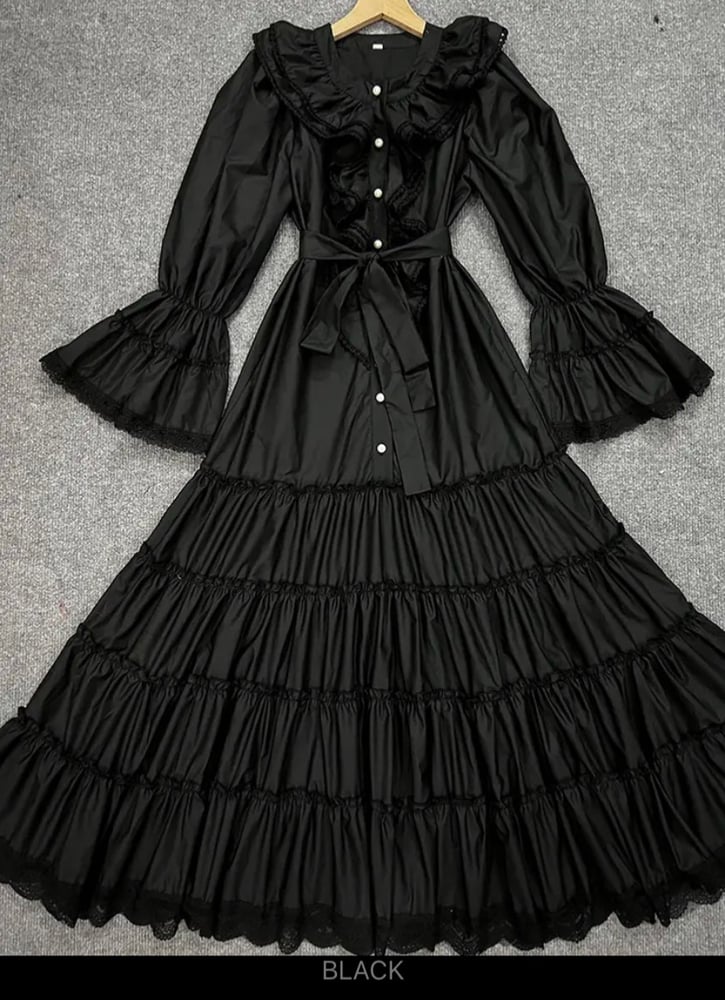 Elegant women's dress from Twotwinstyle with a round neckline, illuminated sleeves, high waist decorated with a button in a single color