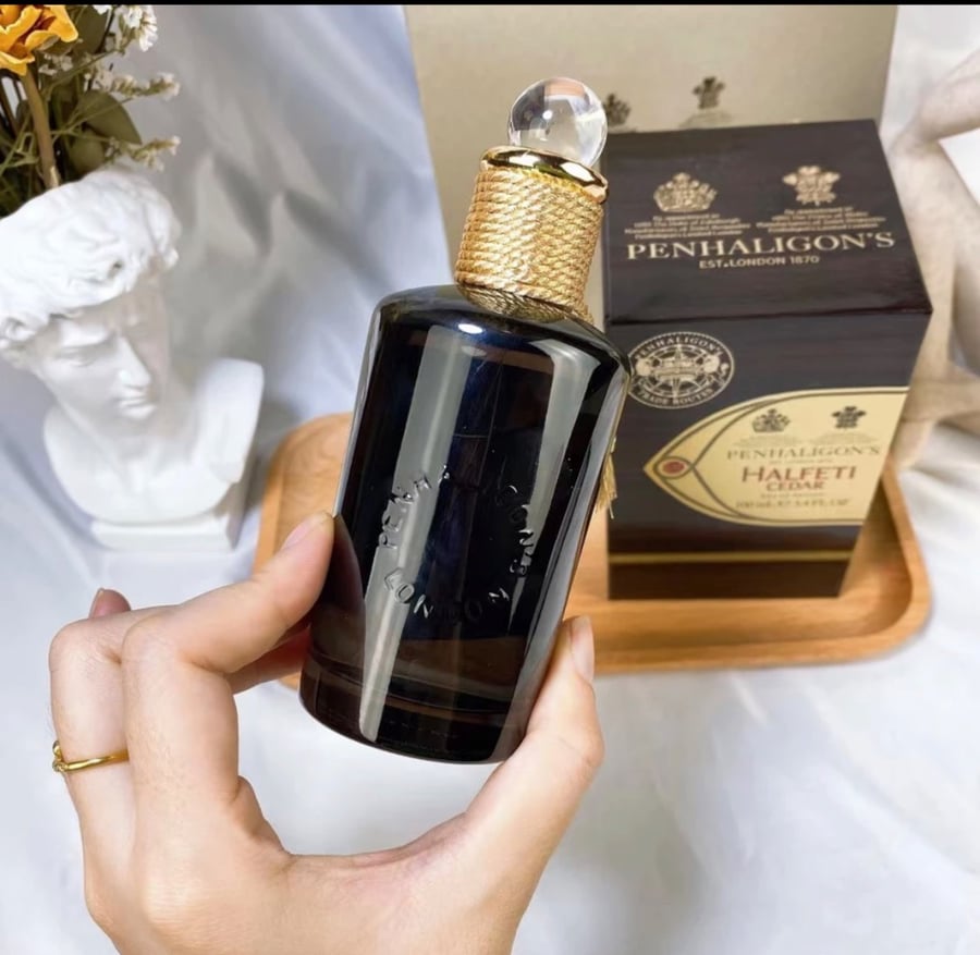 High quality perfume bearing a brand for women, natural flowers, lasting