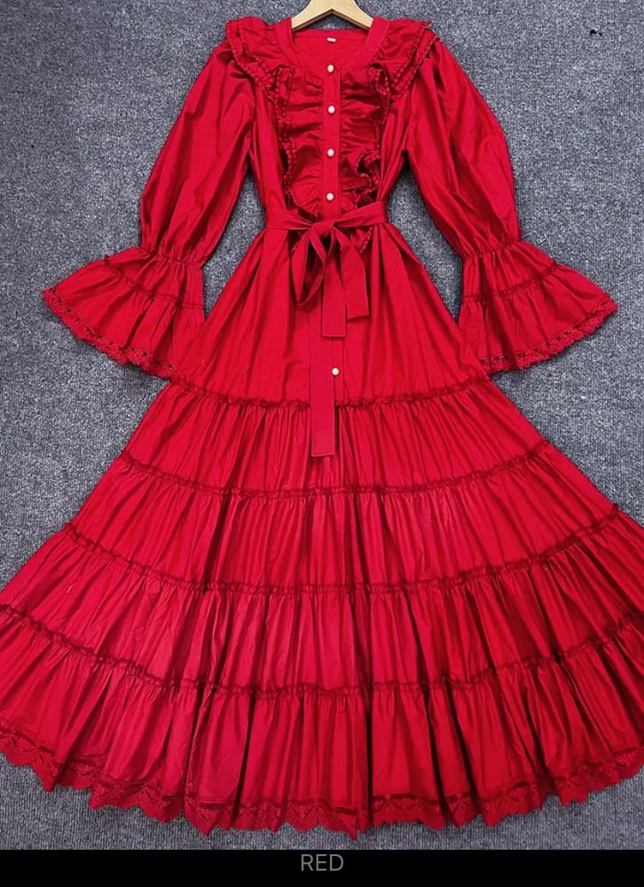 Elegant women's dress from Twotwinstyle with a round neckline, illuminated sleeves, high waist decorated with a button in a single color