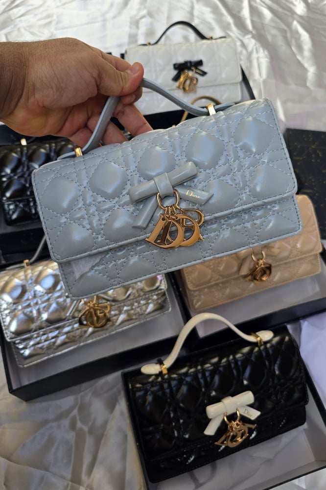 شنطه ماركه ديور مع فيونكه
