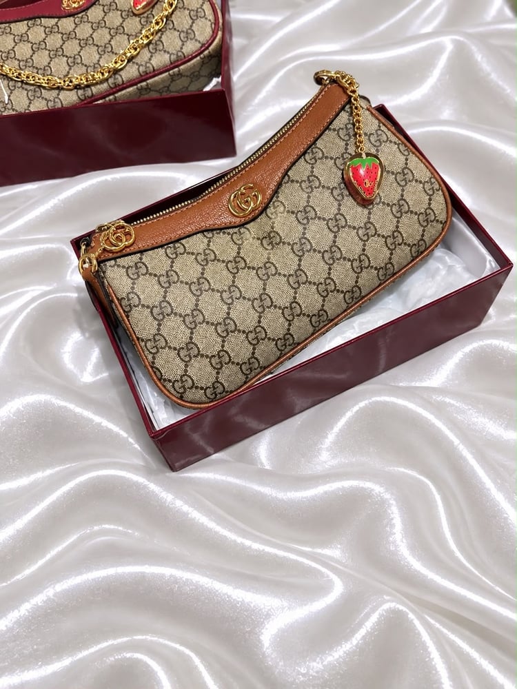 شنطه ماركه قوتشي بتعليقه فراولة