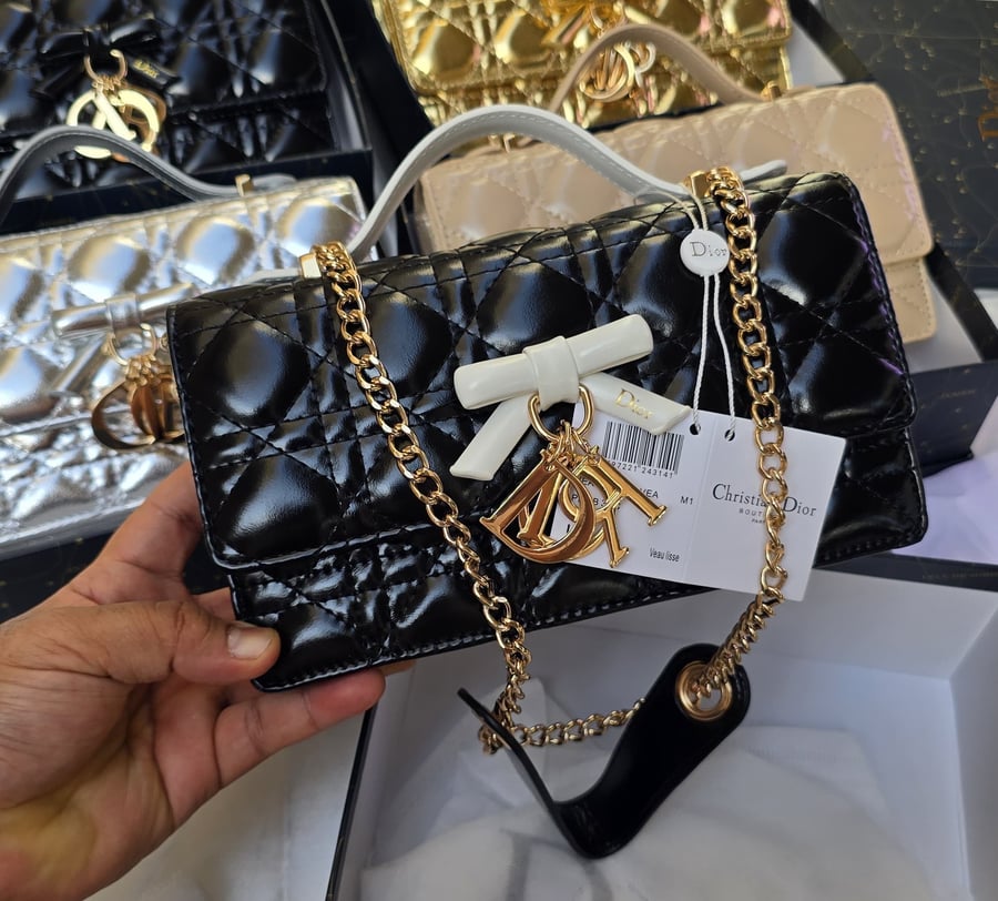 شنطه ماركه ديور مع فيونكه
