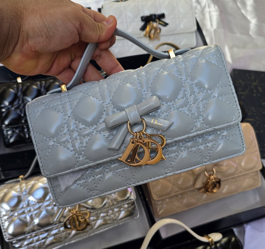 شنطه ماركه ديور مع فيونكه