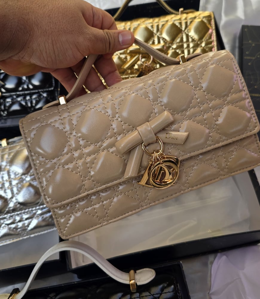 شنطه ماركه ديور مع فيونكه