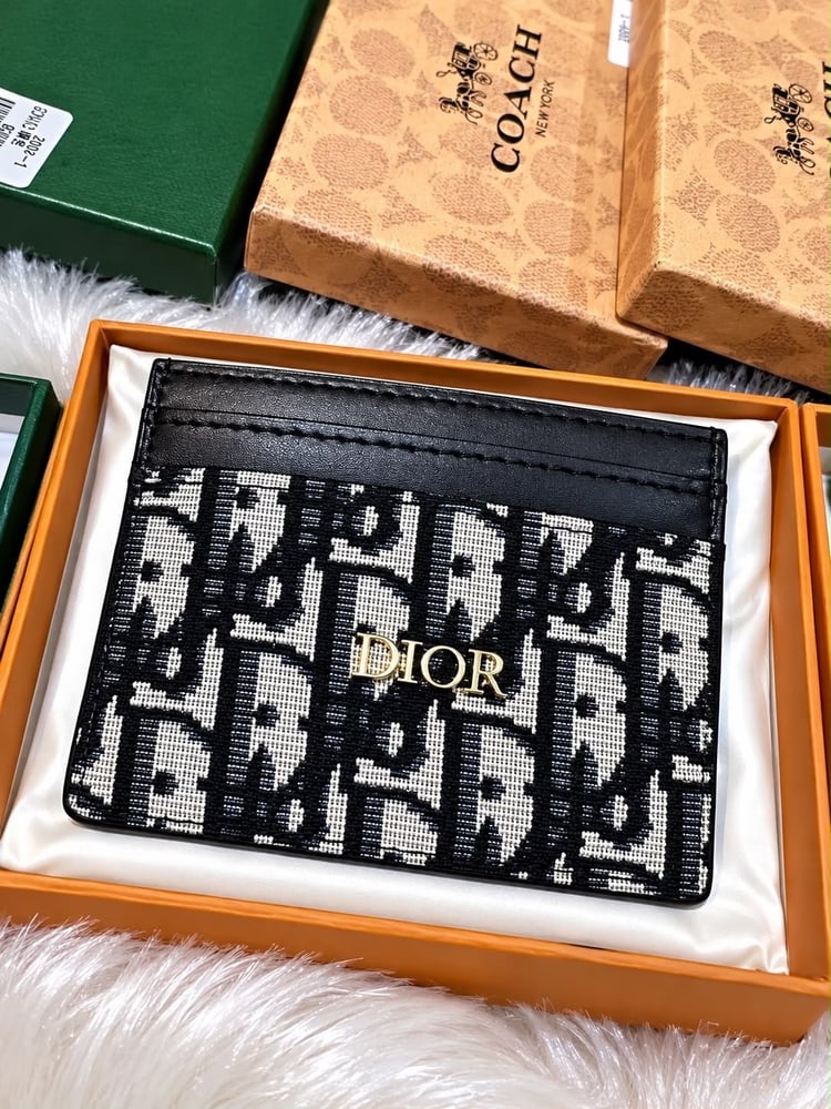 محافظ ماركات متعدده