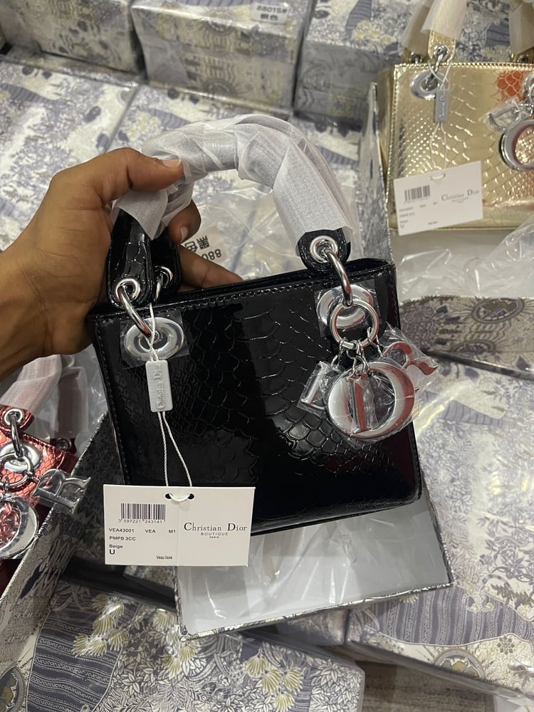 شنطه ماركه ديور لمعه