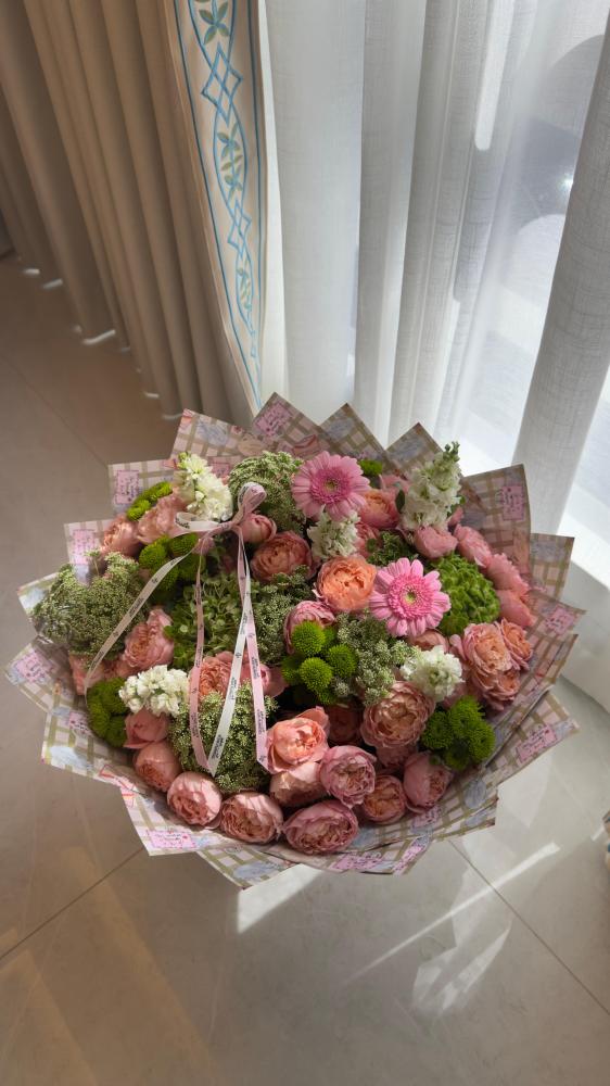 باقة ورد مع كرت اهداء ( خدمة مساج ريلاكس) / Flower Bouquet with Gift card (Relaxing Massage)
