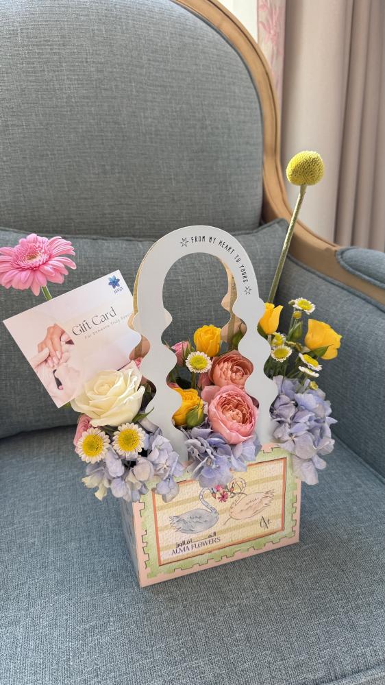 باقة ورد مع كرت اهداء ( خدمة مساج ريلاكس) / Flower Bouquet with Gift card (Relaxing Massage)