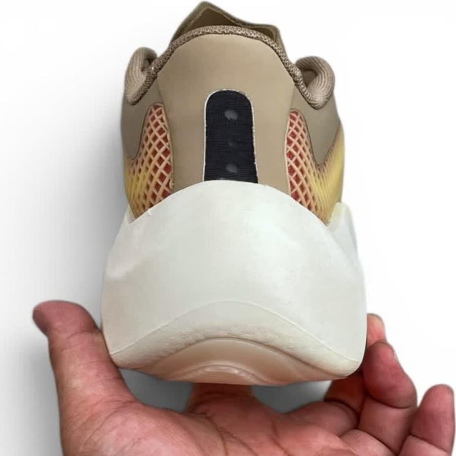 حذاء اديداس هايبربوست إيدج  Adidas Hyperboost Edg بيج مع اصفر للجنسين