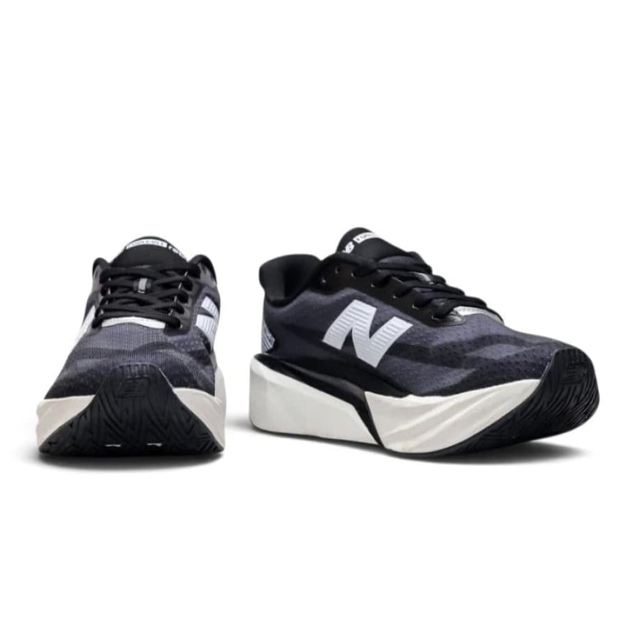 حذاء نيوبالانس فيول سيل ريبيل في 5 (New Balance FuelCell Rebel v5) اسود وابيض للجنسين