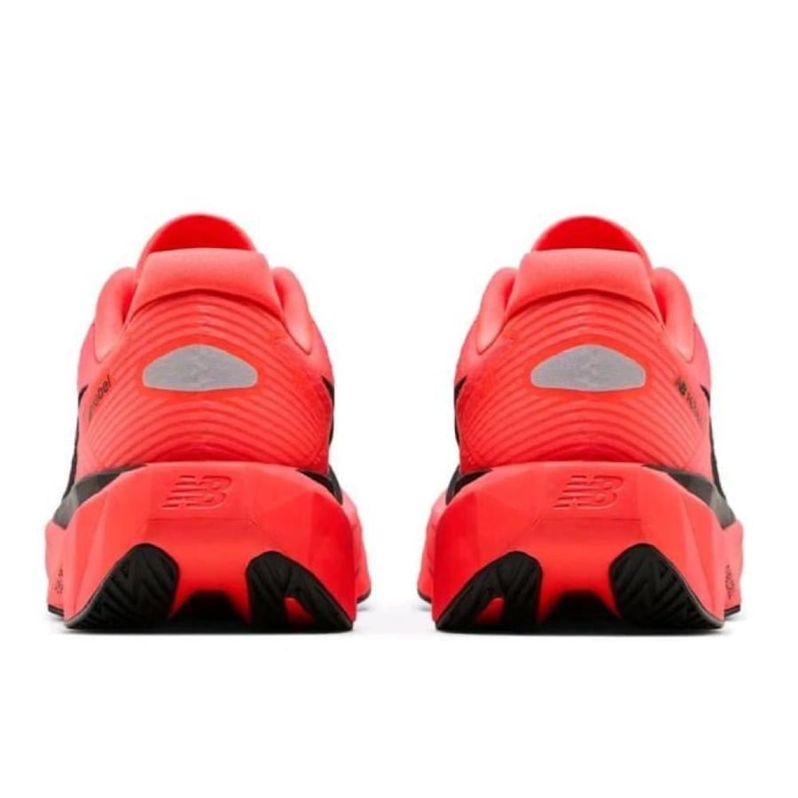 حذاء نيوبالانس فيول سيل ريبيل في 5 (New Balance FuelCell Rebel v5) احمر مع اسود للجنسين