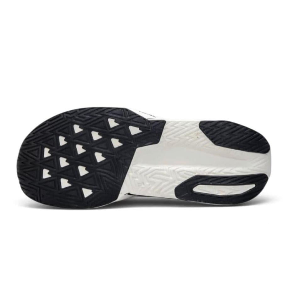 حذاء نيوبالانس فيول سيل ريبيل في 5 (New Balance FuelCell Rebel v5) اسود وابيض للجنسين