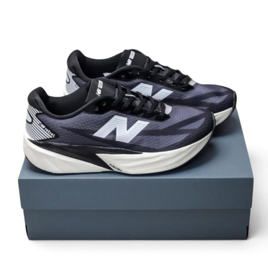 حذاء نيوبالانس فيول سيل ريبيل في 5 (New Balance FuelCell Rebel v5) اسود وابيض للجنسين