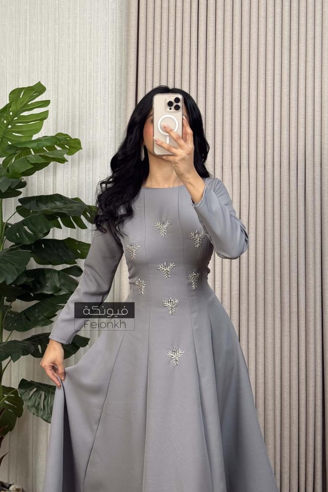 فستان رصاصي ناعم باكسسوار