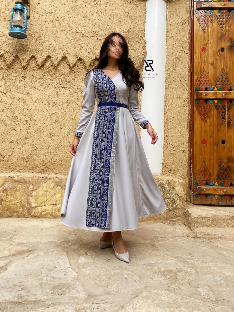 فستان رمادي بتطريز كحلي