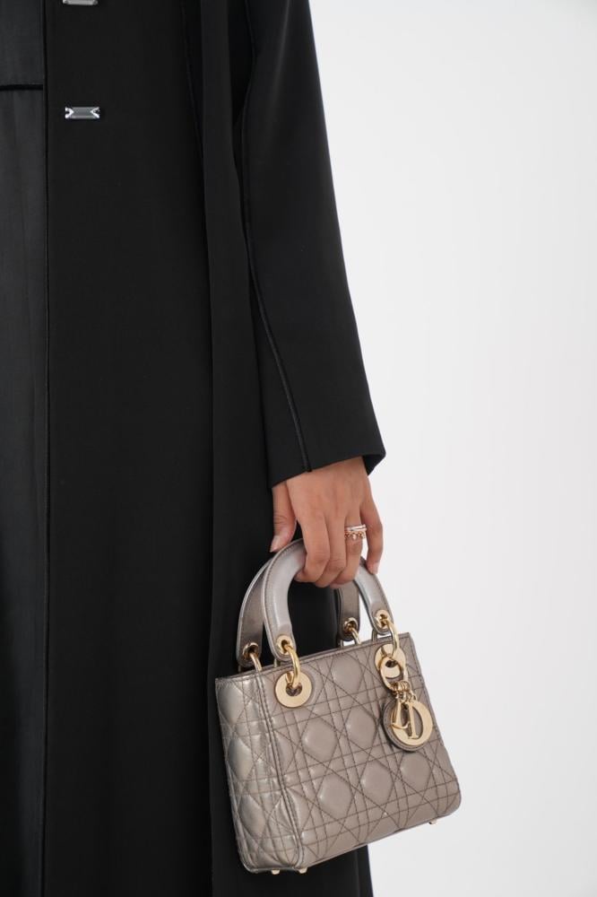 عبايه بليزر أسود محدده بمخمل وسوارفكسي  وفستان حرير مغسول 128