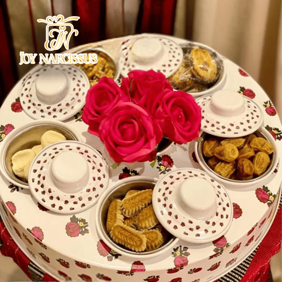 تصميم تراثي فاخر يعكس الهوية والكرم السعودي.