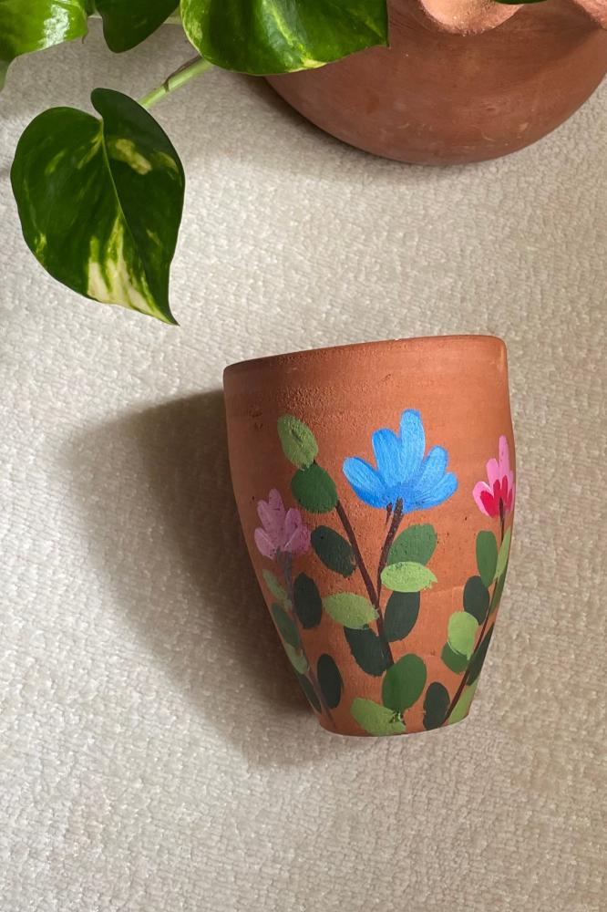 اكواب فخارية مزينة برسومات جميلة