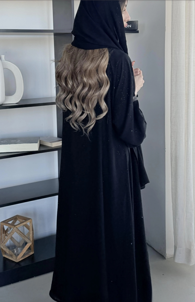 عبايه انيقه بتفاصيل راقية تخطف الأنظار.