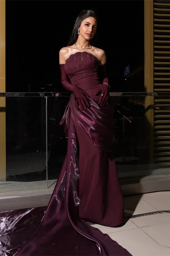 Maroon dress with hand embroidery, with long tight gloves, mermaid style