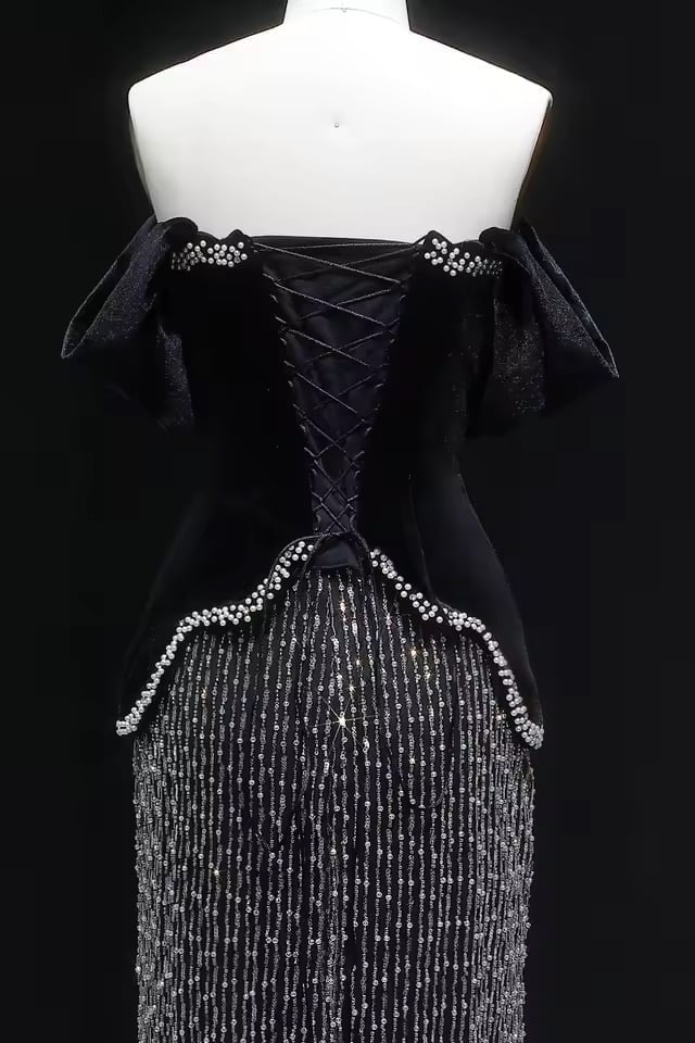 فستان سهرة كورسيه اوف شولدرز أسود مخمل شك