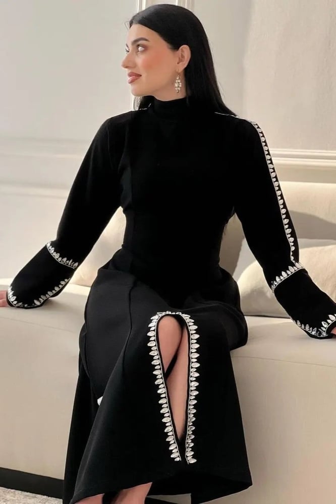 فستان أسود طويل تطريز كرستال بأكمام طويلة