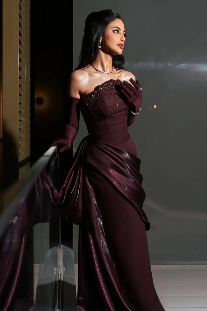 Maroon dress with hand embroidery, with long tight gloves, mermaid style