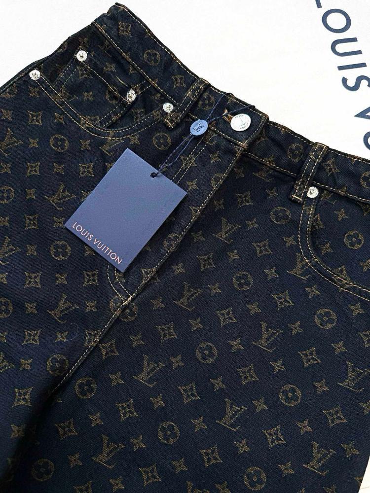 جينز lv