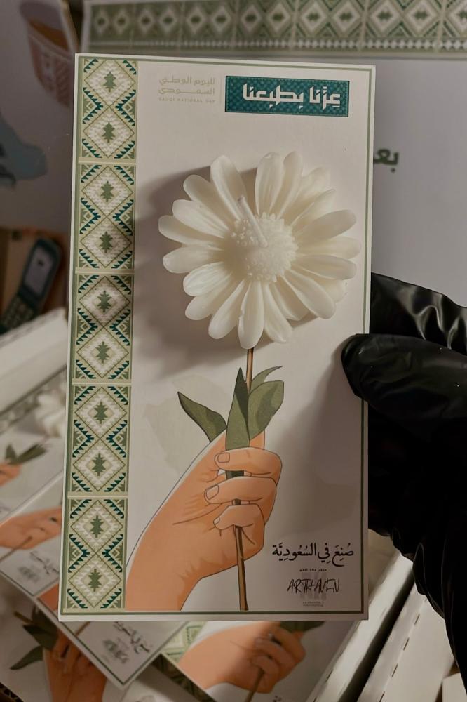 كرت وردة من الشموع اليوم الوطني