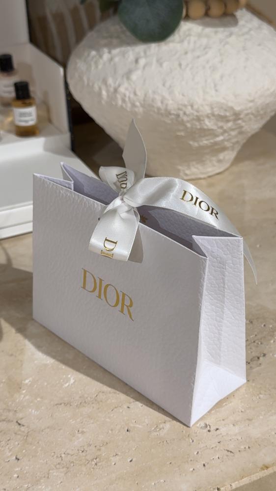 لاصق ديور مع قلوس وعينه عطر