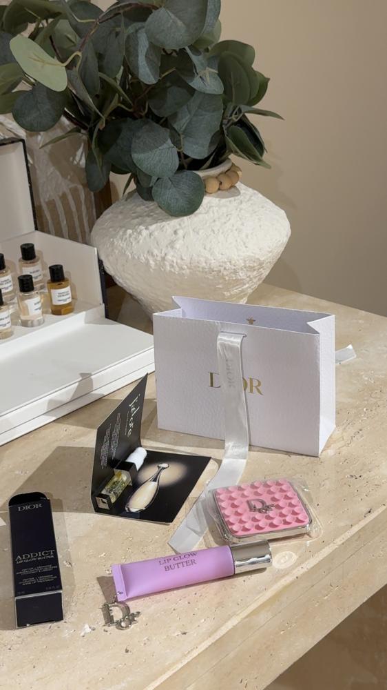 لاصق ديور مع قلوس وعينه عطر