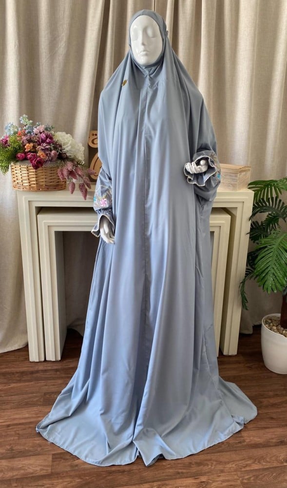 Prayer outfit with regular embroidered pink clothing and prayer rug