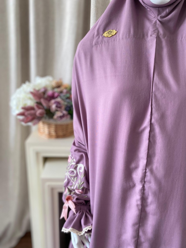 Prayer set with regular style clothing embroidered with Najdi and prayer rug