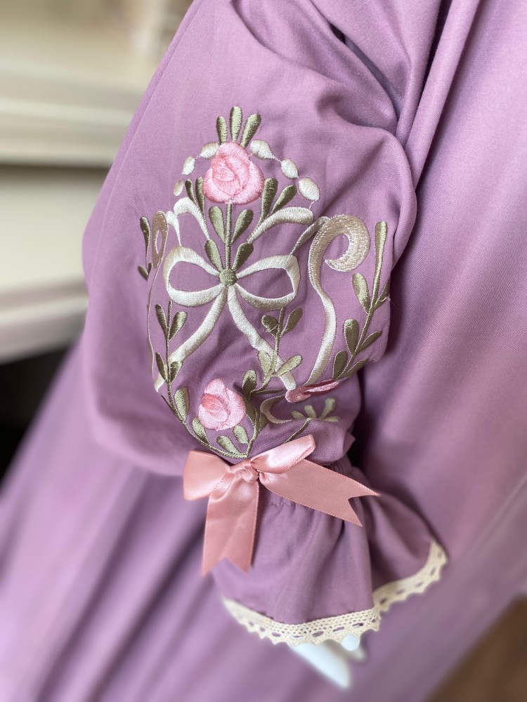 Prayer set with regular style clothing embroidered with Najdi and prayer rug