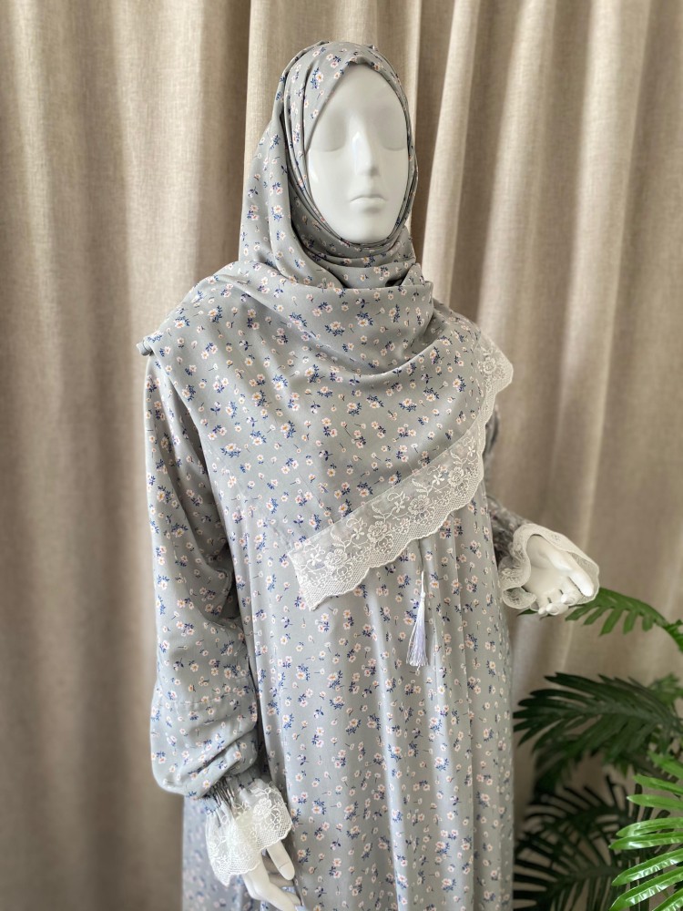 Prayer clothing with a head covering