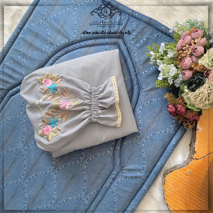 Prayer outfit with regular embroidered pink clothing and prayer rug