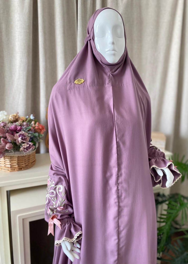Prayer set with regular style clothing embroidered with Najdi and prayer rug