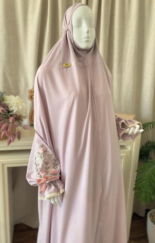 Prayer set with regular embroidered clothing and prayer niche rug