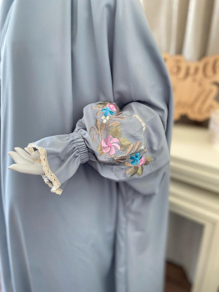Prayer outfit with regular embroidered pink clothing and prayer rug