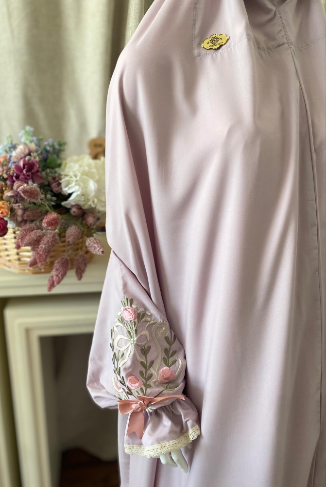 Prayer set with regular embroidered clothing and prayer niche rug