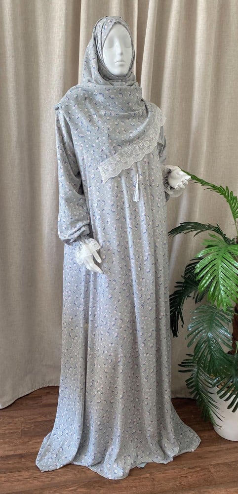 Prayer clothing with a head covering