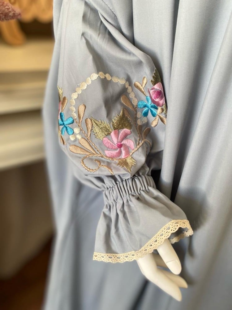 Prayer outfit with regular embroidered pink clothing and prayer rug