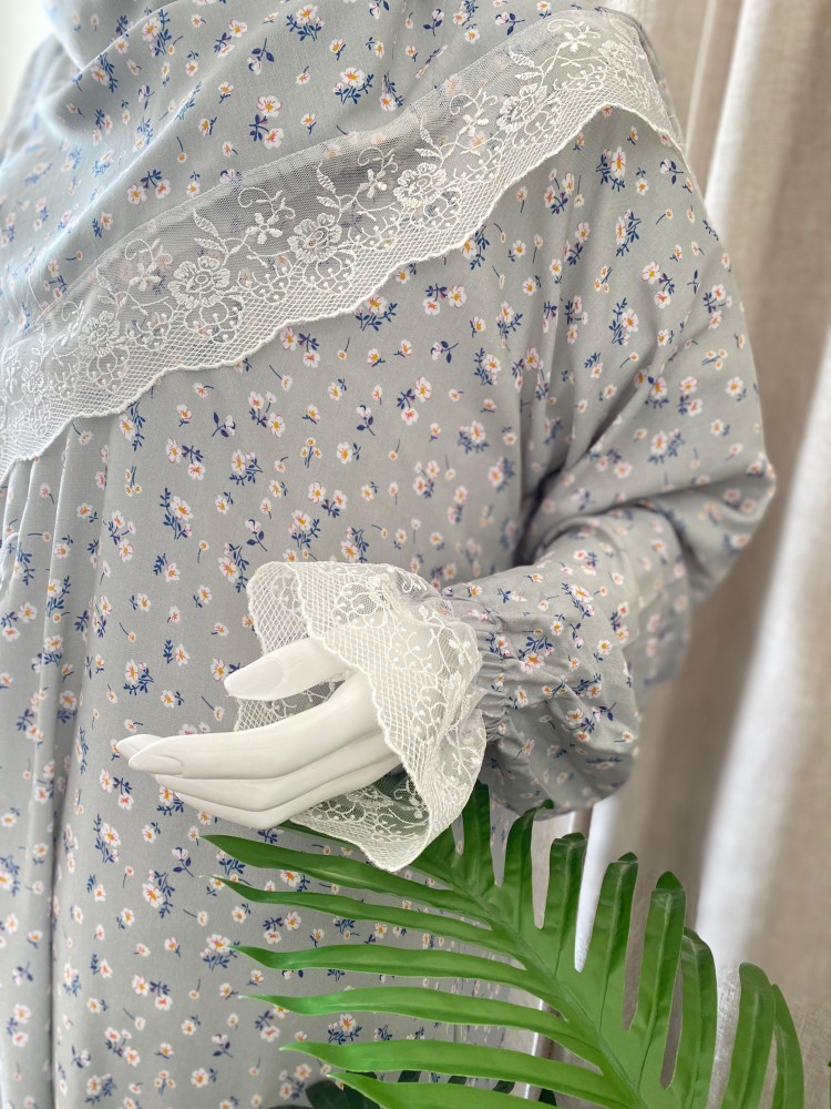Prayer clothing with a head covering