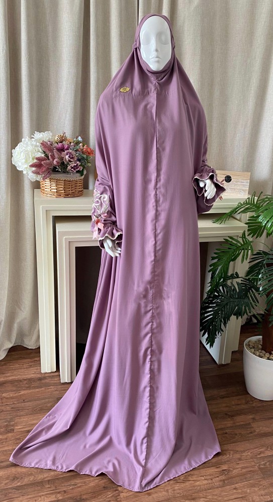 Prayer set with regular style clothing embroidered with Najdi and prayer rug