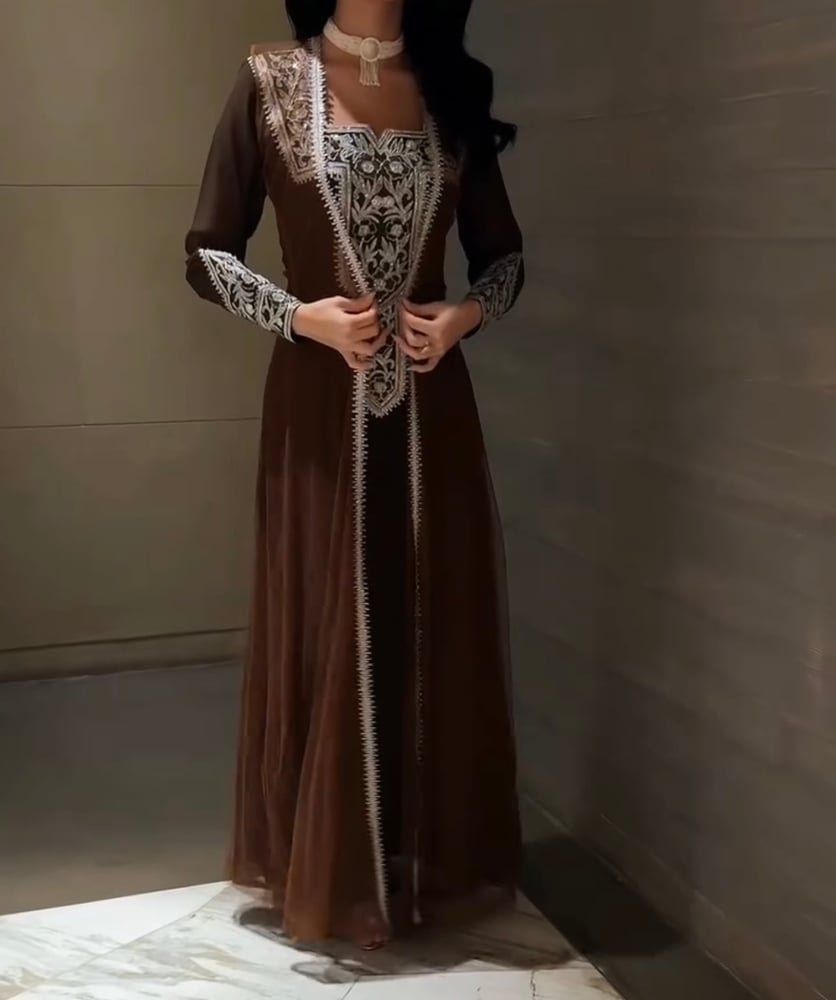 جلابية مغربية مطرّزة بالبني الملكي