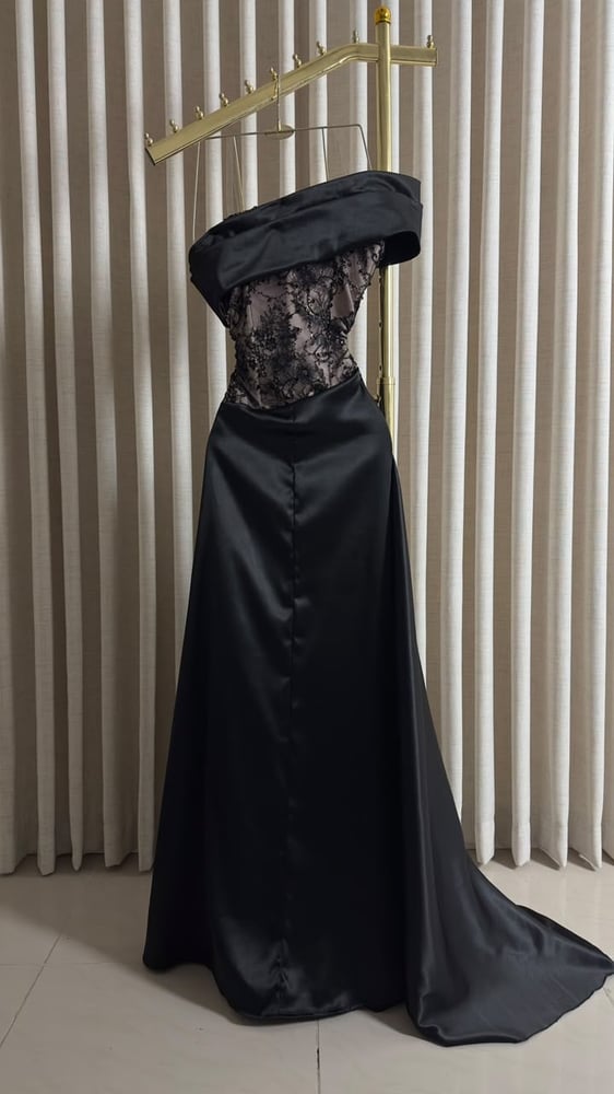 فستان سهرة أسود تفته بكورسيه دانتيل